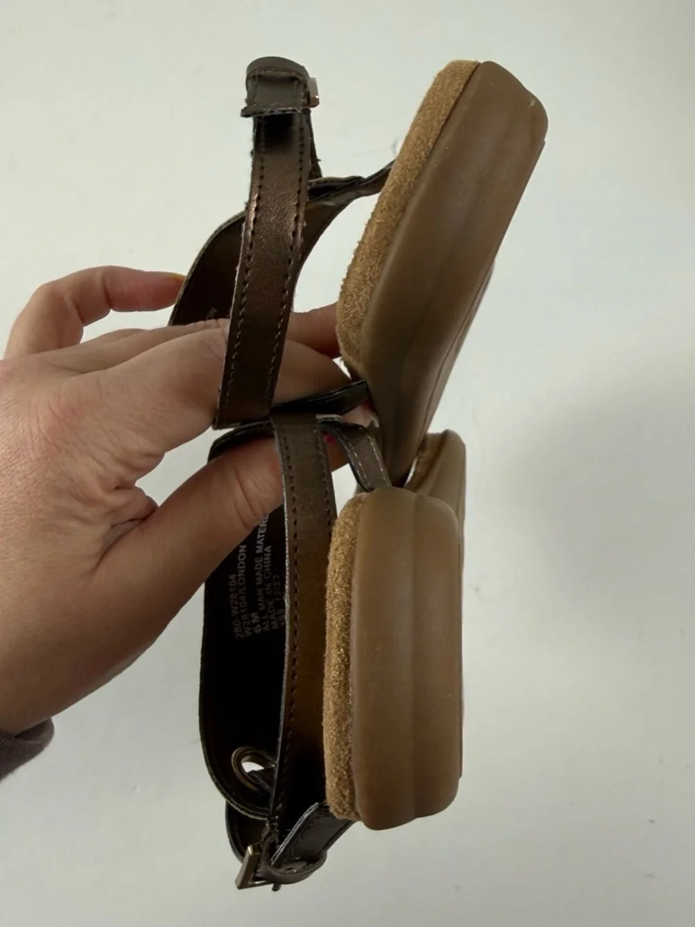 White Mountain London Flat Thong Sandals Womens 6M Taupe Faux Suede NEW